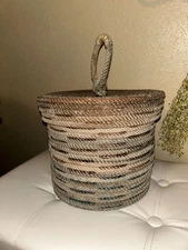 Lariat rope basket with lid