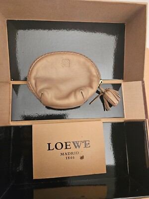 LOEWE Monedero birrete de señora en cuero dorado. golden leather purse cap