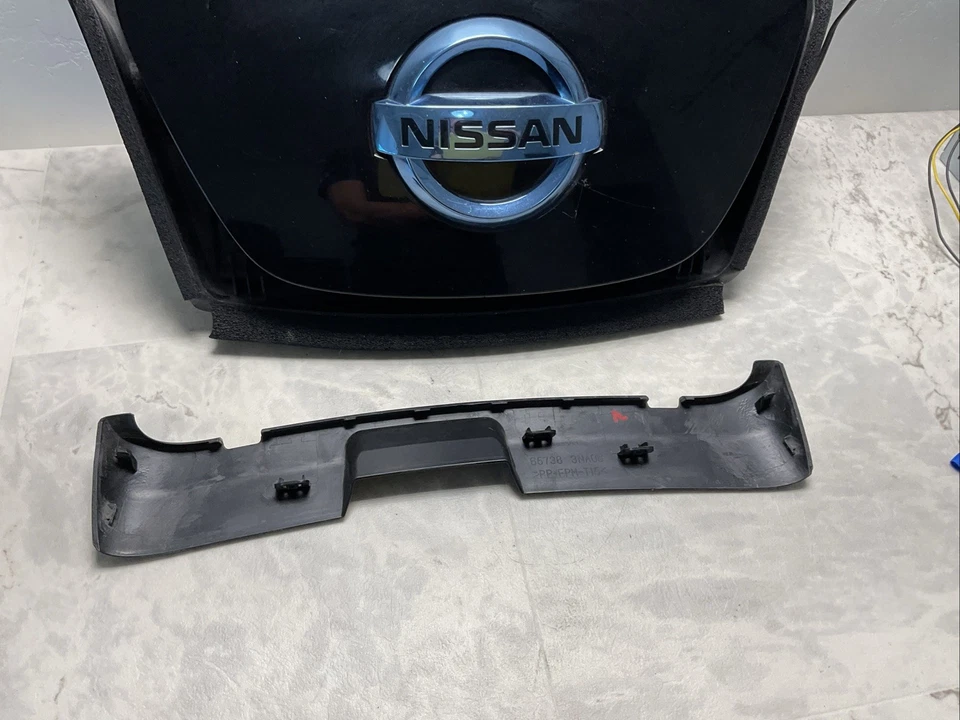 Nissan Leaf 2011-2012 puerto de carga central cubierta capó tapa montaje negro Foto 3 de 4