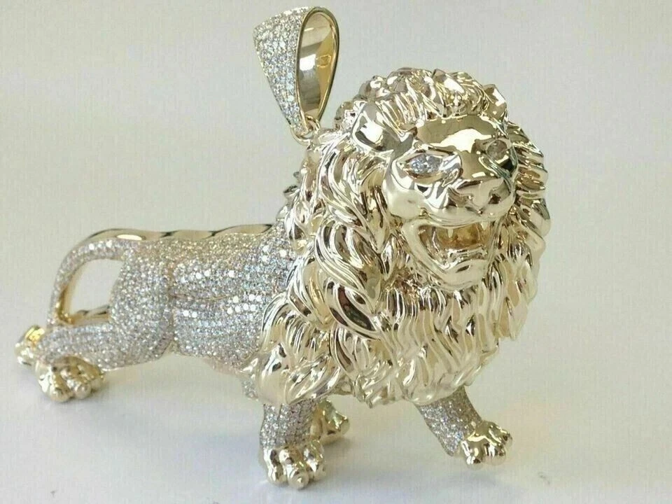 Colgante León Diamante Creado en Laboratorio Corte Redondo 7CT Acabado Oro Amarillo 14K Foto 2 de 3