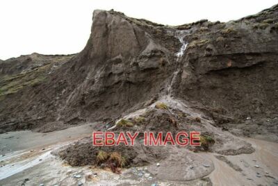 FOTO ERDRUTSCH VERURSACHT DURCH STARKEN REGEN DIESE WEICHEN KLIPPEN ERODIEREN STARK UND SIND