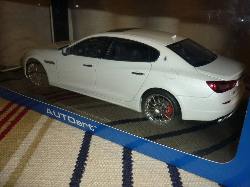 AUTOart 1/18 Maserati Quattroporte GTS modellino auto pressofuso bianco nuovo - Immagine 3 di 4