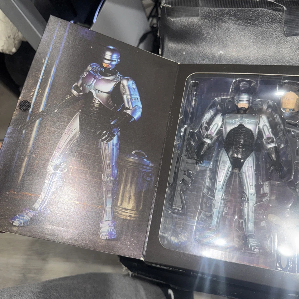 NOVO BONECO DE AÇÃO NECA Ultimate RoboCop 7" 2021  - Imagem 3 de 4