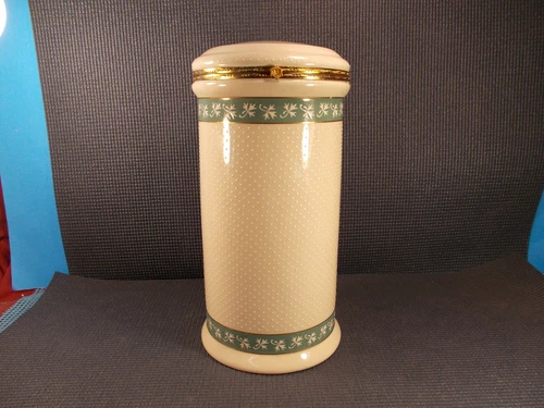 Nice Knotts Berry Farm Hinged Lid Canister or Cookie Jar 11 1/4" T x 5 1/2" W