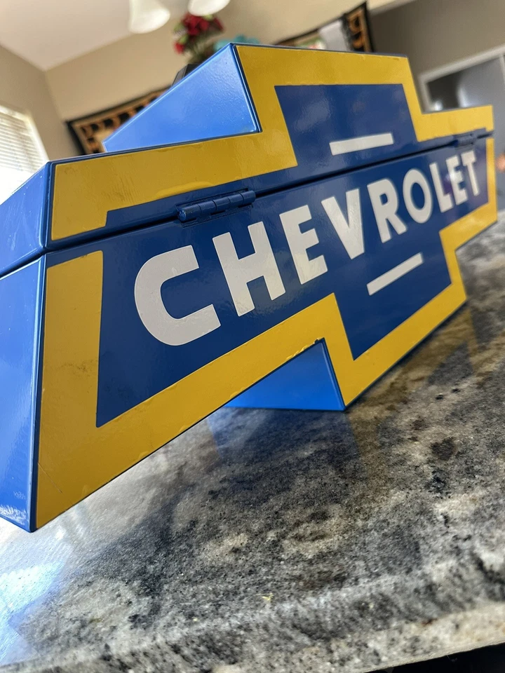 Caja de herramientas de metal vintage Chevrolet Bowtie Goboxes Foto 2 de 4