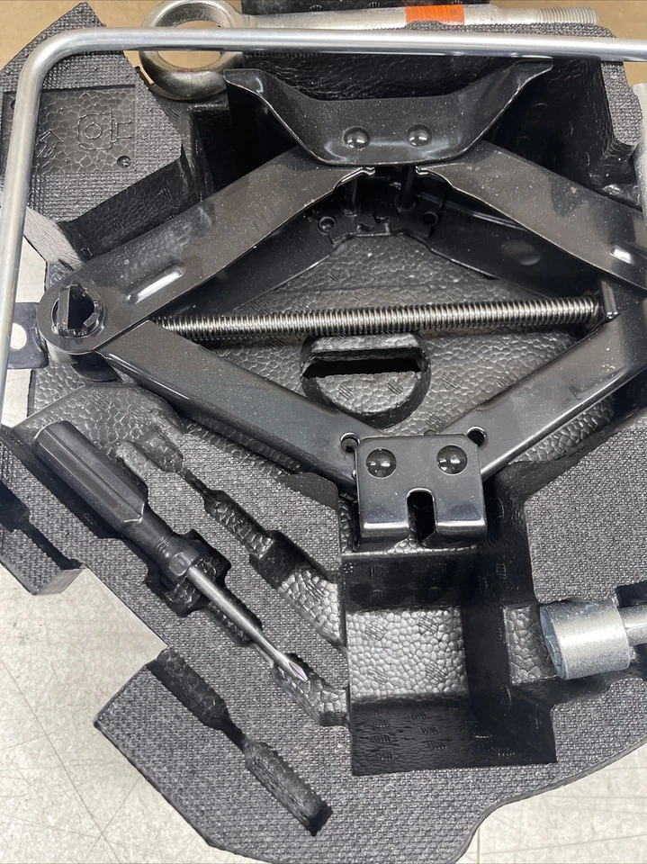 2008 2009 2010 2011 Subaru Impreza Wagon neumático de repuesto gato espuma moldura herramienta remolque OEM Foto 3 de 4