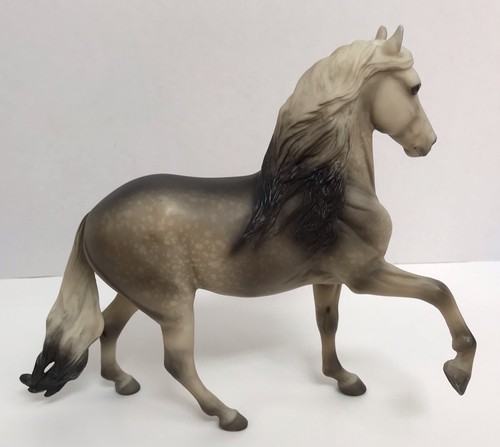 Breyer Horse 2002-2004 Dapple Gray Peruvian Paso #576 - Picture 4 of 10