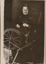 Press Photo Old Woman Spinning Wheel Grandmother 80 Grandchildren 86 Great Grandson Großenwiehe 1920s