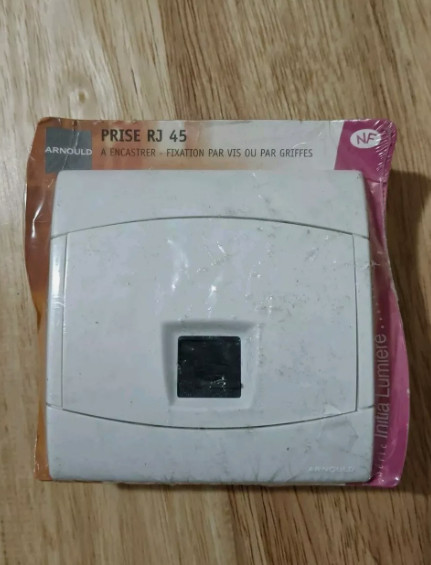 Prise RJ45 Arnould Initia blanche complete cat5e FTP pour reseau internet domestique