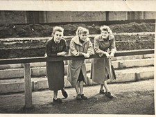 👩 Foto 3 junge Frauen Nachkriegszeit Mode Mantel Alltag 40er frühe 50er 9x6