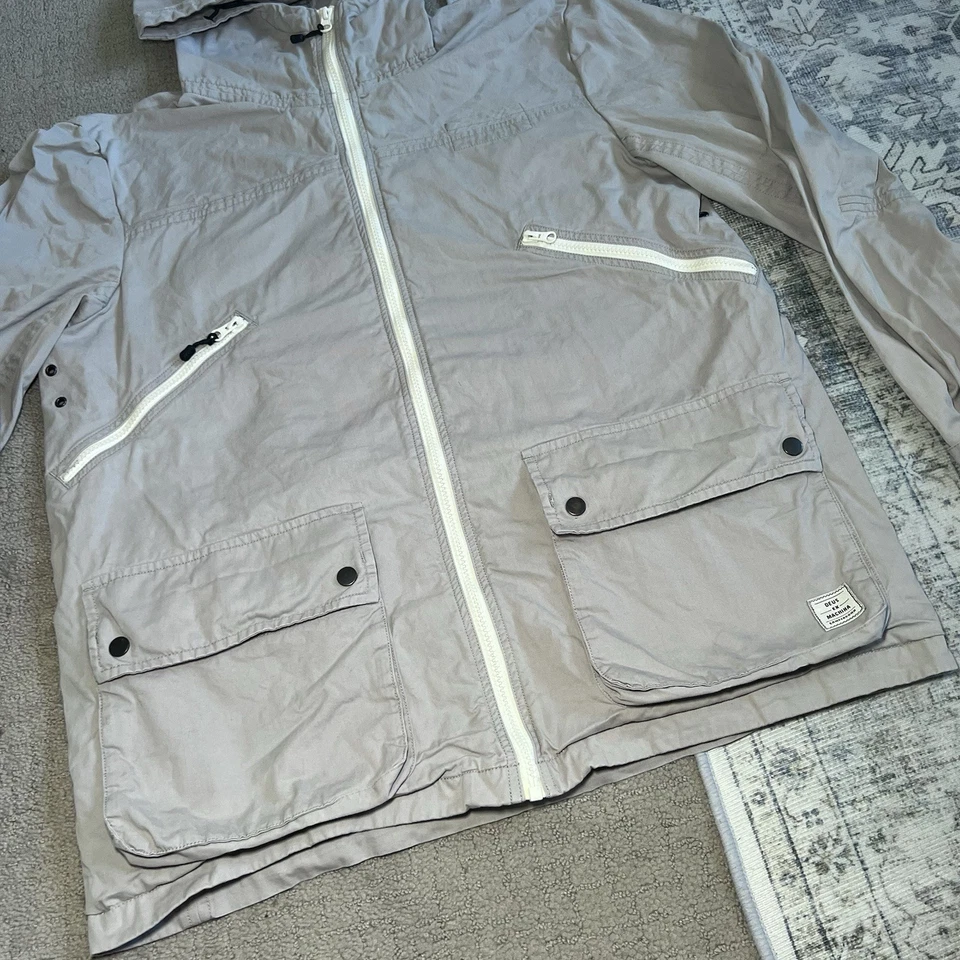 Chaqueta cortavientos estilo militar Camperdown Deus Ex Machina para hombre talla M gris con capucha Foto 4 de 4