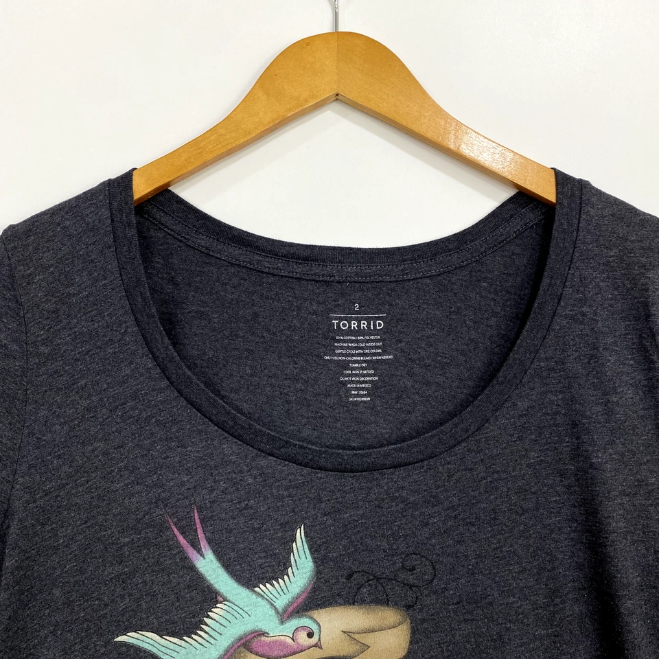 Top mujer TORRID talla 2 gris "Fight For Love" cuello redondo manga gorra Foto 3 de 4