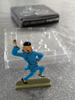FIGURINE TINTIN PLAT DE MÉTAL LOTUS BLEU HERGÉ MOULINSART 2010 HAUT 5,5 X 3,5 CM - Photo 1/4