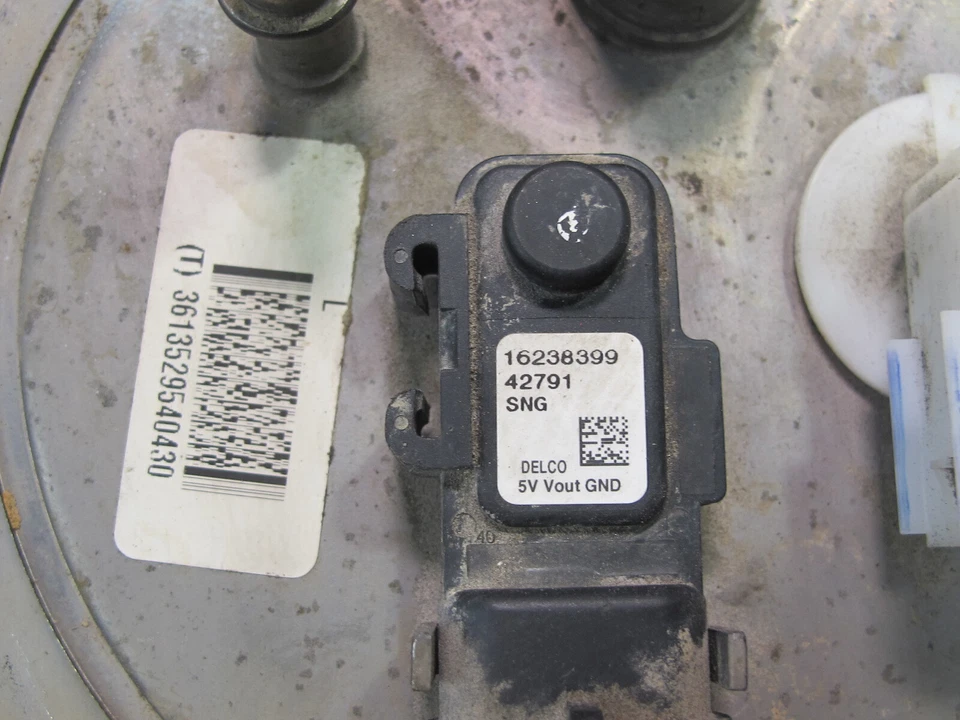 🥇05-06 BOMBA DE GAS COMBUSTIBLE CHEVROLET SSR 6,0 L CON CONJUNTO DE SENSOR DE PRESIÓN OEM Foto 3 de 4