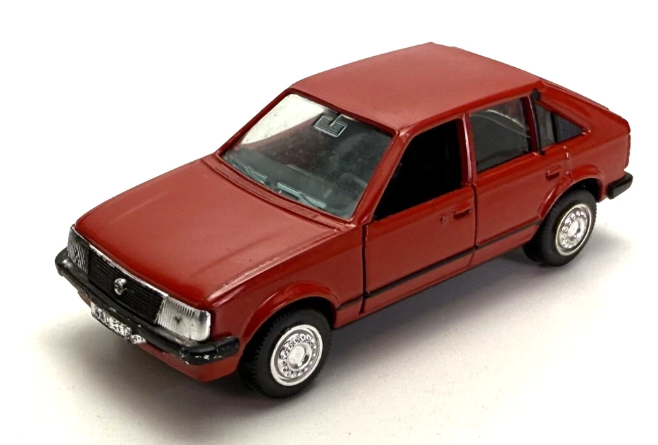 Gama Mini - Limusina Opel Kadett roja - Escala 1:43 Foto 2 de 4