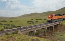 Walthers HO Scale New Modern Short-Span Concrete Railroad Bridge 933-4591