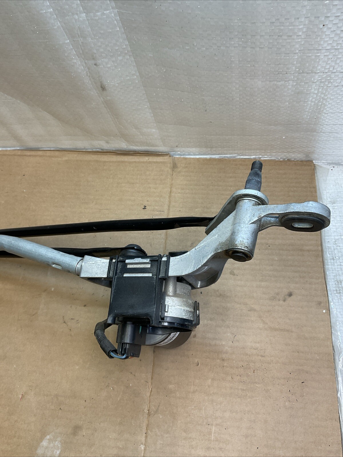 2014 - 2020 MASERATI QUATTROPORTE FRONT WINDSHIELD WIPER MOTOR LINKAGE OEM 19K
