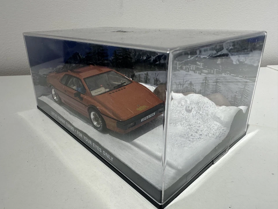 Corgi James Bond 007 1:43 Lotus Esprit For Your Eyes Only. With Skis In Case NIB - Image 4 of 4