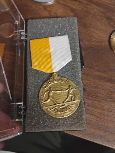 VINTAGE 1977 CHSAA RELAYS SHOP 2 MILE RELAY MEDAL. VINTAGE 1977 MEDAL. - Picture 2 of 8