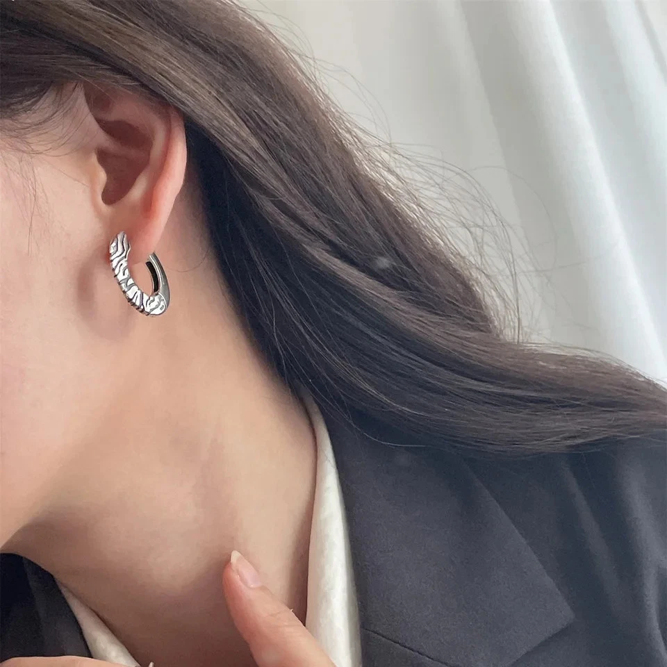 1 Par de Pendientes Aro Cebra Tono Plata Mujer Redondos Patrón Tigre Joyería Clásica Foto 3 de 4