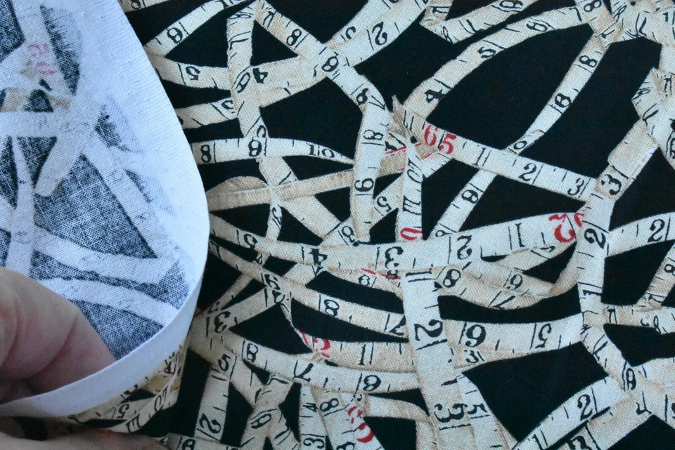 Por 1/2 yarda, cintas métricas de costura bronceadas en edredón negro algodón/acolchado en blanco, P7155 Foto 4 de 4