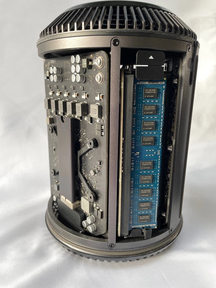 Apple Mac Pro Desktop, 48GB, 256GB SSD, macOS 12.7.2 Monterey VGC - Image 4 of 4