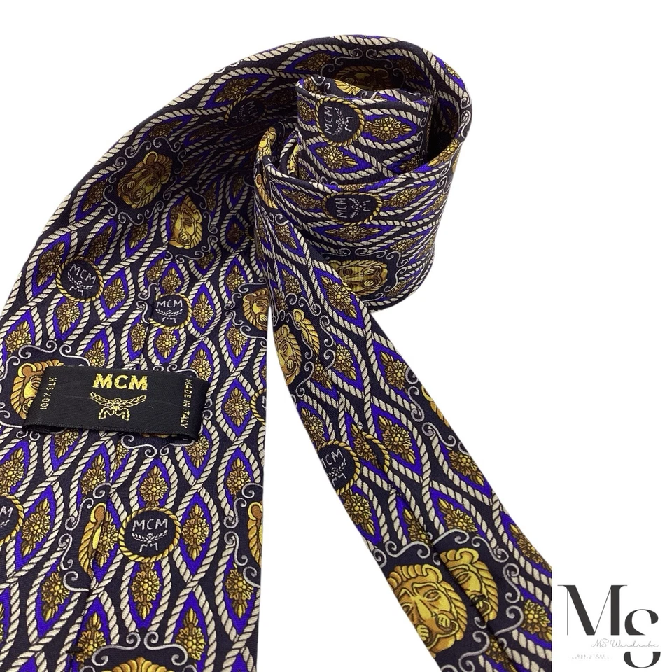Corbata de seda con monograma barroca azul y dorada MCM hecha en Italia W:3,75" nueva sin etiquetas Foto 4 de 4