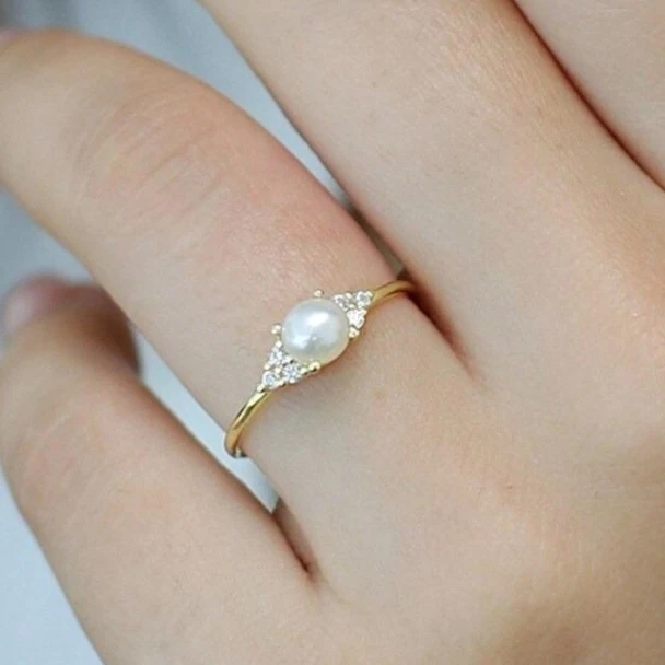 Anillo de compromiso delicado de perlas naturales enchapado en oro amarillo de 14k Foto 3 de 3