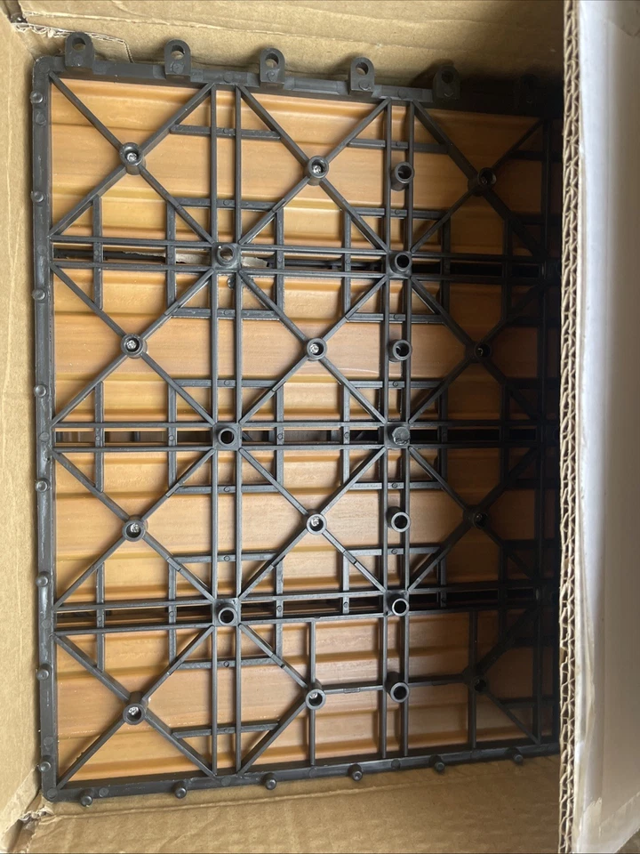 Azulejos de cubierta entrelazados - Paquete de 6 compuestos de madera y plástico para todo tipo de clima Foto 2 de 4