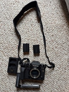 Fuji XT 4 Mirrorless Camera Silver/Black Body W/batteries Grip Charger