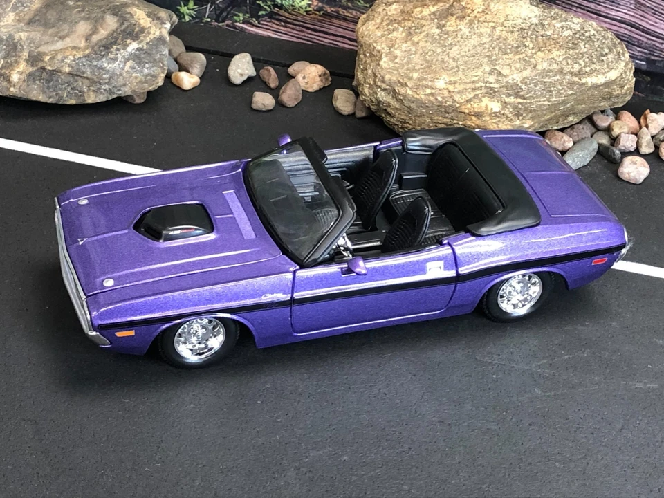 1:24 Diecast Car MAISTO PURPLE 1970 DODGE CHALLENGER R/T No Box - Image 2 of 4