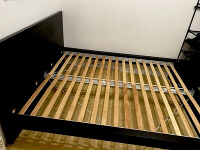 Holzbett von IKEA 160x200 Massiv Schwarz Doppelbett mit Lattenrost Bettgestell 