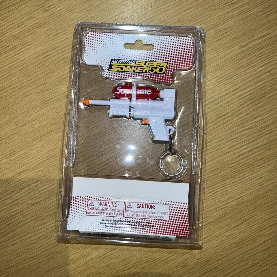 NUEVO Llavero Supreme World's Smallest Super Soaker 50 Water Blaster SS19 Nuevo en Paquete Foto 2 de 2