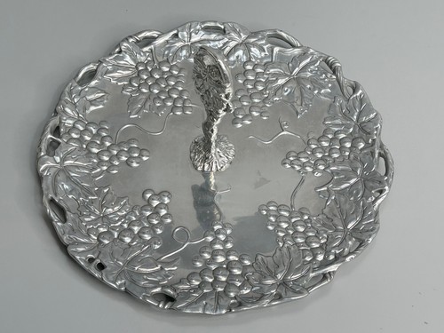Bandeja grande para galletas ARTHUR COURT Designs 12" metal uva plata/aluminio con mango - Imagen 4 de 10