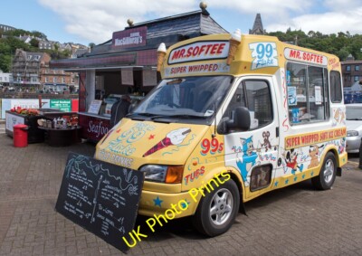 Foto 6x4 Herr Softee in Oban Oban\/NM8630 ohne Kunden - auf einem typischen c2015
