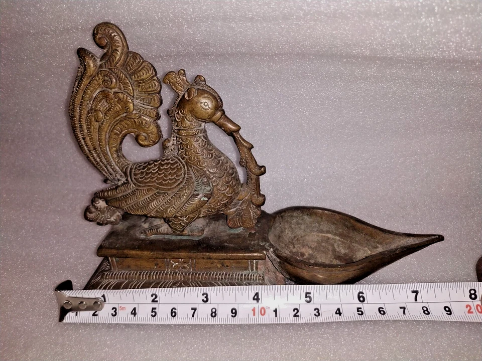 ANTIGUA LÁMPARA DE ACEITE TRADICIONAL INDIA BRONCE PAVO REAL LÁMPARA DIWALI COLECCIONABLE RARA Foto 2 de 4