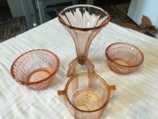 3 rosa Geschirr und eine Blumenvase Depressionsglas