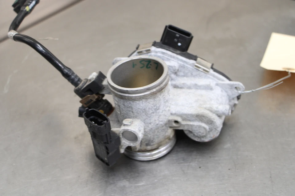 23-24 KTM 390 DUKE INYECTORES DE COMBUSTIBLE PRINCIPALES / CUERPOS DEL ACELERADOR Foto 2 de 4