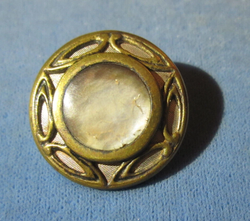 Antiguo botón estilo Art Deco de latón y piedra blanca nacarada