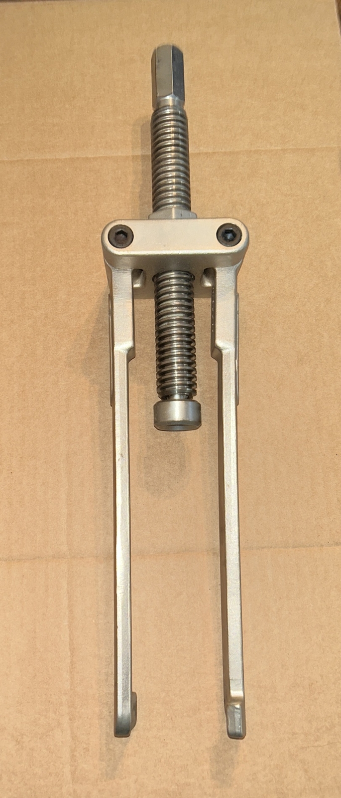 Lower Bearing Carrier Puller from Marine Tech Tools, Yamaha, Johnson