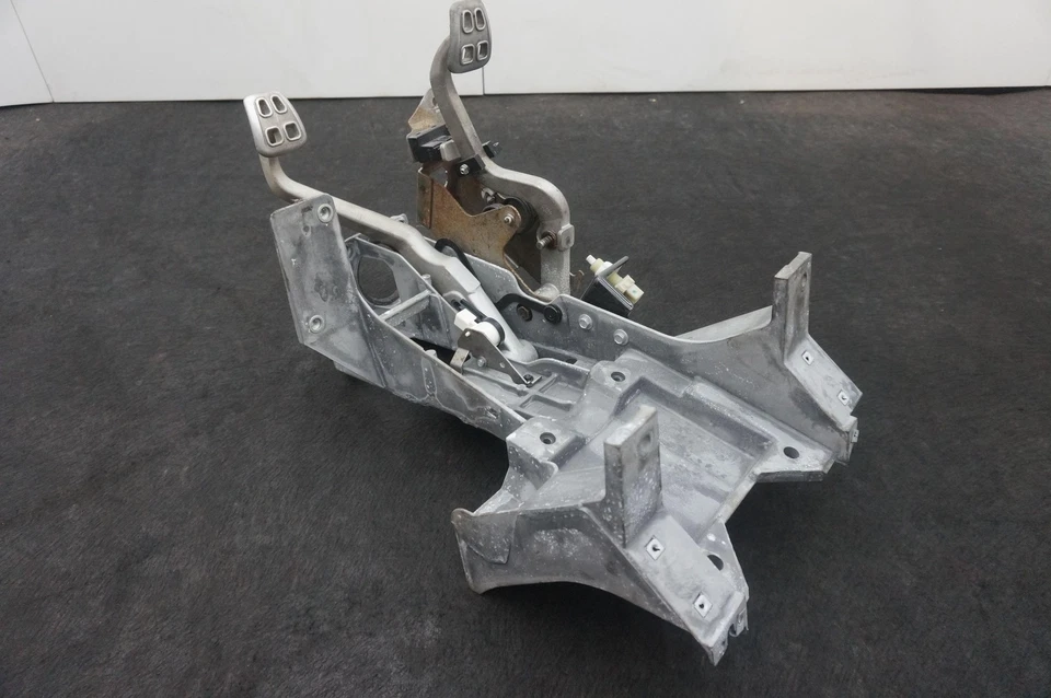 Brake Clutch Pedal Steering Column Bracket OEM 15211485 Corvette C6 Z06 2005-13 - Image 2 of 4