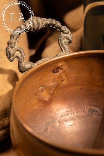 Antigua olla de cobre con asas de león de latón fundido - Imagen 5 de 7