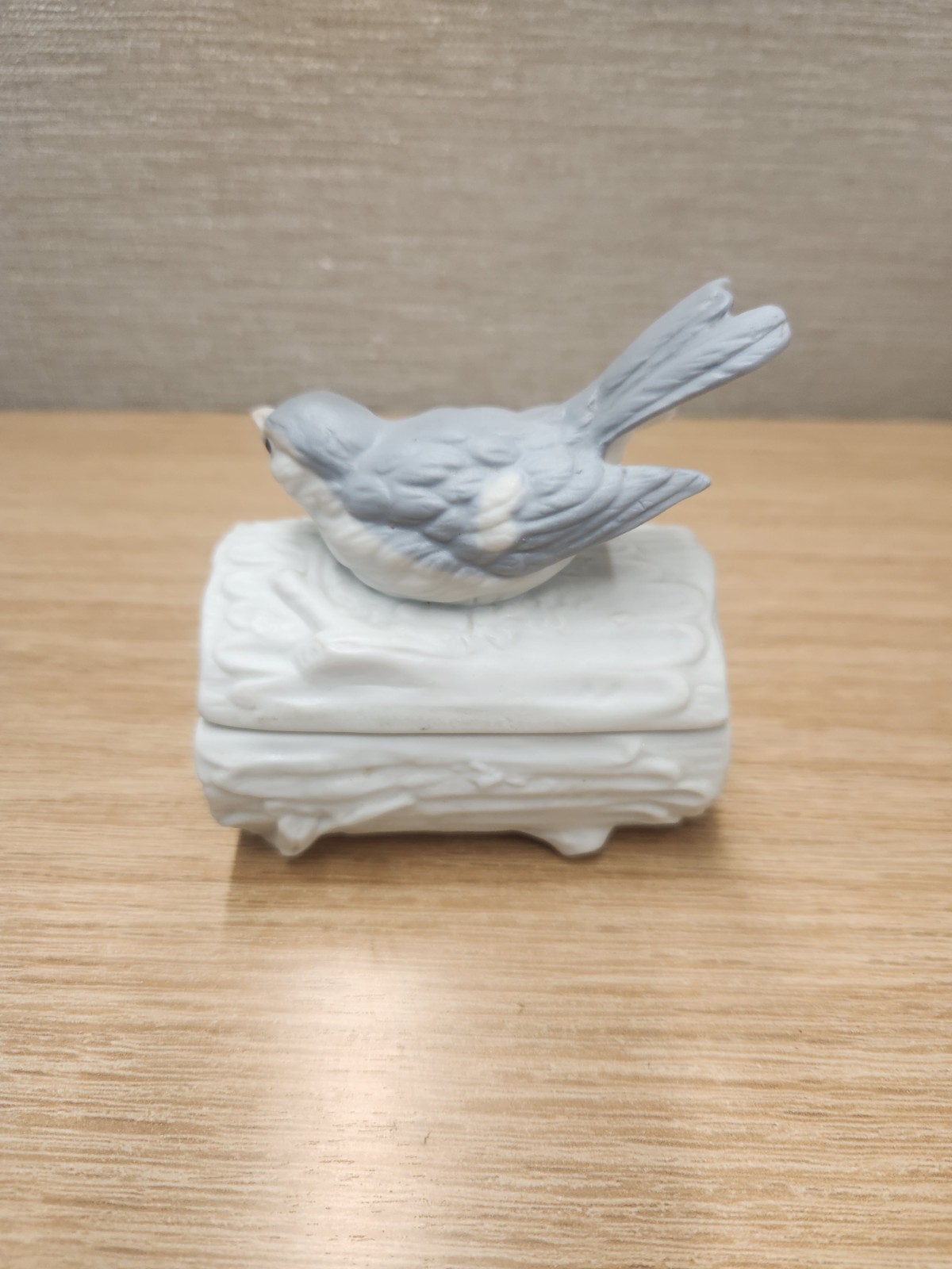 VTG Crowning Touch Collections Porcelain Bird on Branch Log Trinket Box 3"x3.25"