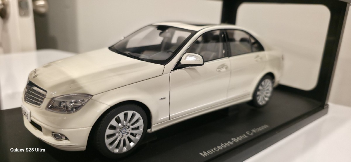 AUTOart 1/18 Mercedes-Benz C-Class Limousine Elegance White 76262