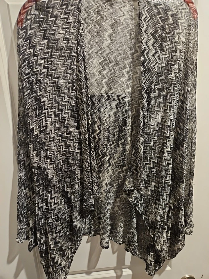 Mantón brillante negro y dorado con diseño Chevron - talla única Foto 3 de 4