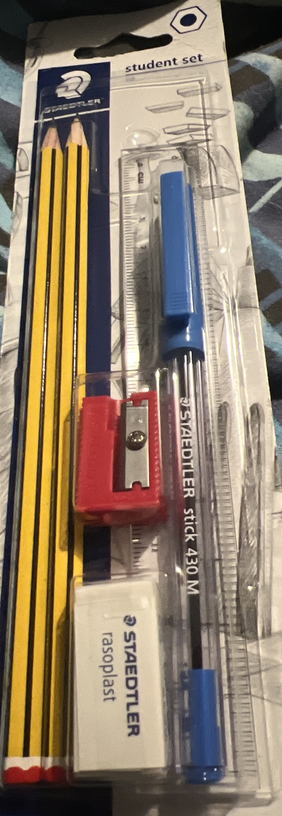 Staedtler – Set 2 Matite Con Gomma Temperino Righello E Penna Blu Bls.1