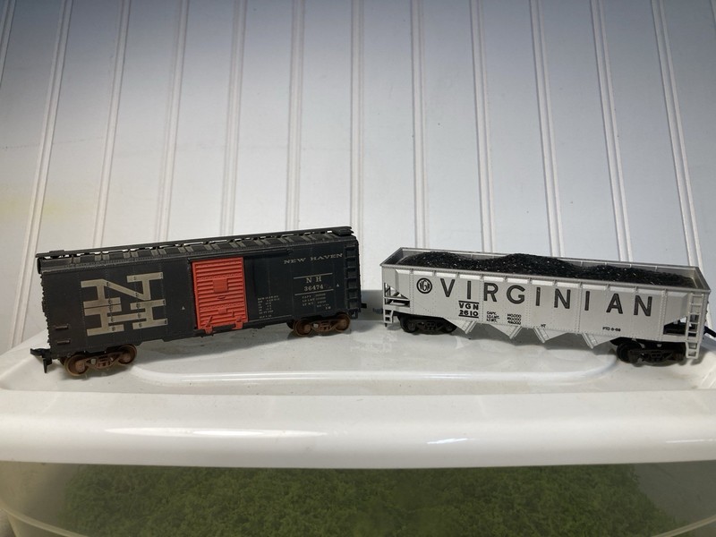 Two Very Nice Ho Scale Freight Cars. Coal Hopper And Boxcar.