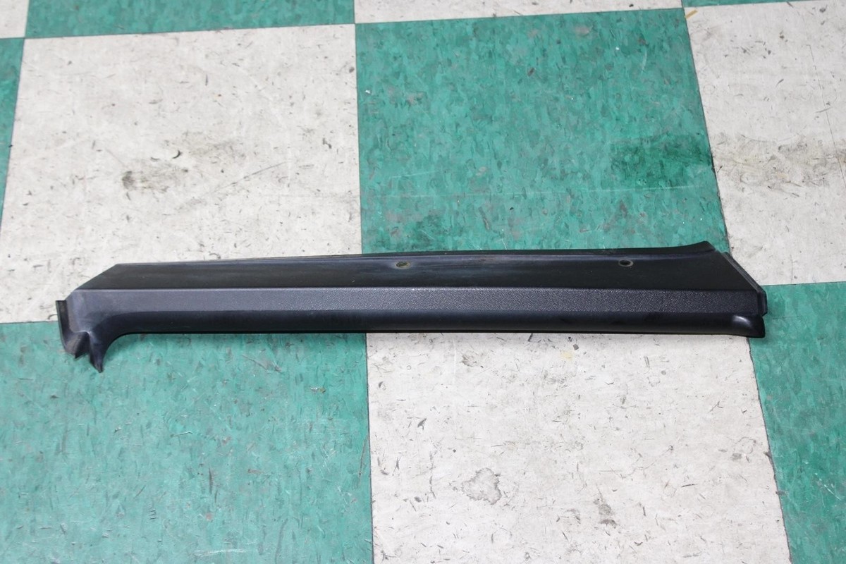 hu2mi3  03-09 Hummer H2 RH Driver Exterior Windshield A-Pillar Trim
