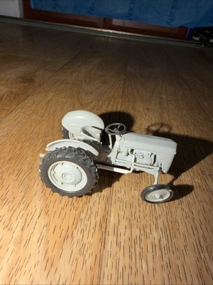 Hachette Diecast Tractor Model ''Grey Fergie'' Ferguson TE-20 (1947) 1/43