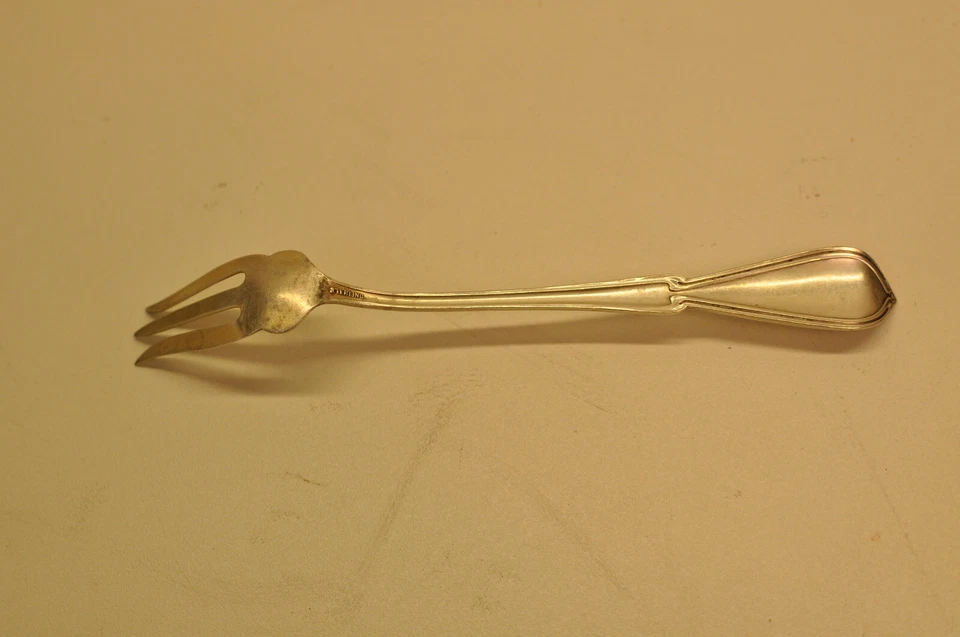 Antiguo tenedor de mariscos victoriano americano de plata esterlina, 5 1/2" de largo Foto 4 de 4